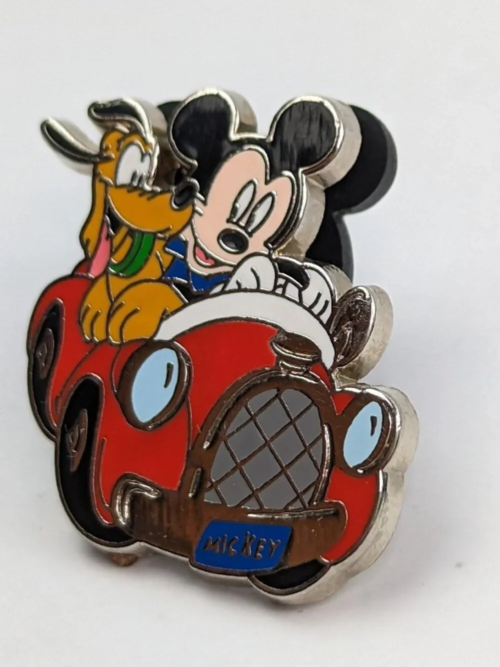 DISNEY AND AAA TRAVEL PIN -- MICKEY MOUSE AND PLUTO IN A RED CAR -- 2003